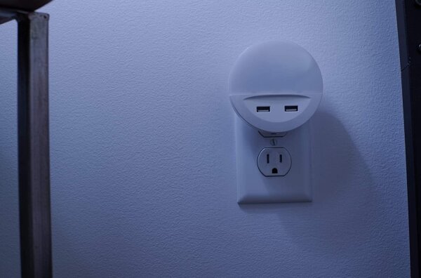 Corp de iluminat LED de veghe cu senzor și cu fișă integrată LUNETTA 2xUSB LED/13W/230V Ledvance
