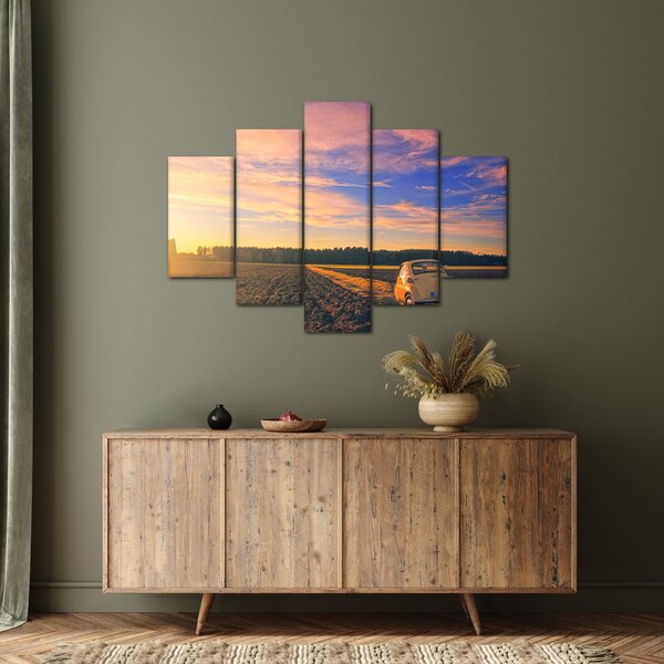 Tablou - Mașină galbenă ăn câmp (150x105 cm)