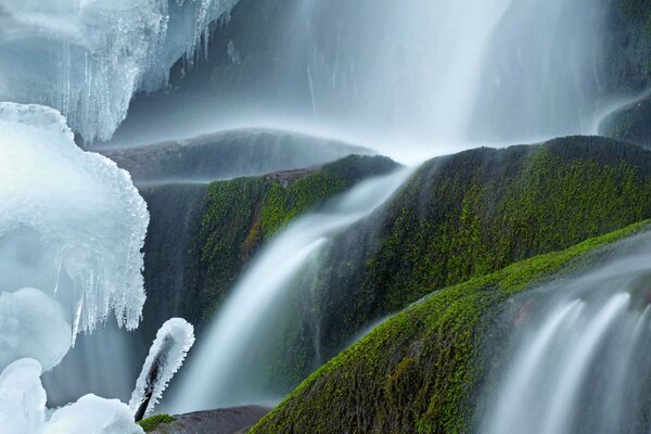 Fototapetă vlies cascada de gheață 375 x 250 cm