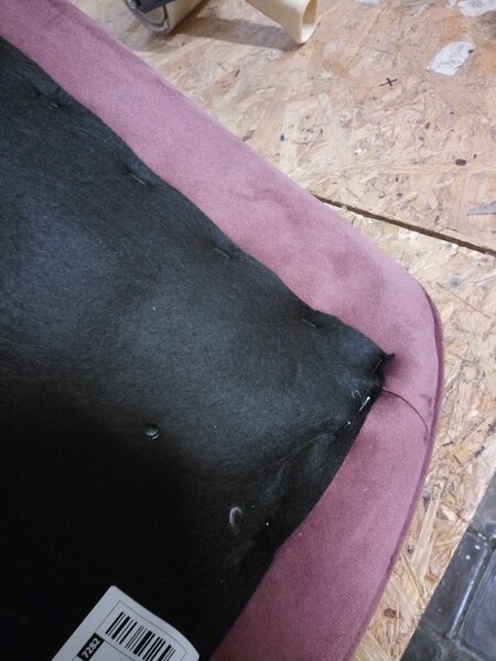 OFERTA Scaun de catifea roz inchis BERA cu picioare negre a doua calitate