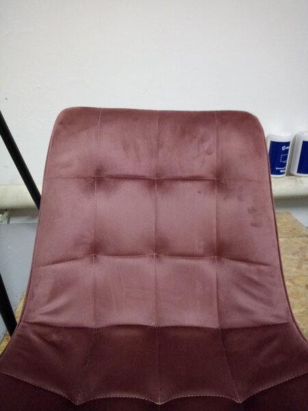 OFERTA Scaun de catifea roz inchis BERA cu picioare negre a doua calitate