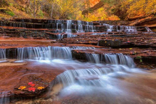 Fototapetă vlies cascade de toamnă 375 x 250 cm