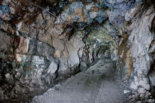 Fototapetă vlies tunel minier 375 x 250 cm