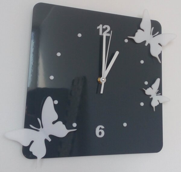 Ceas de perete modern din plastic - Fluturi, Culoare: gri, alb, Dimensiune: 30x30 cm