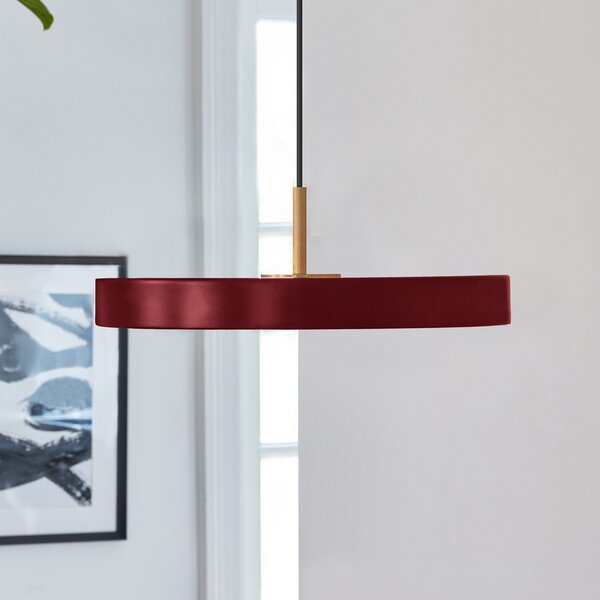 UMAGE Lampă suspendată LED Asteria Mini, roșu rubiniu/alamă, Ø 31 cm, reglabil, Roșu, Camera de zi / sufragerie, Metal, Design