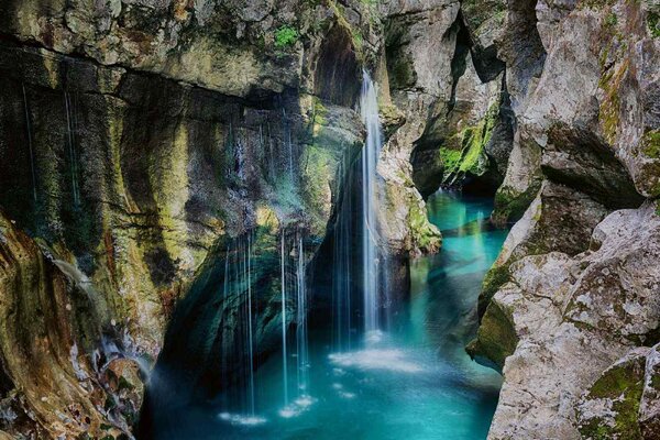 Fototapetă vlies cascada din slovenia 375 x 250 cm