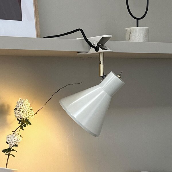 Dyberg Larsen Lampa cu clemă Sleep, alb chit, Ø 15 cm, oțel, Alb, Camera de zi / sufragerie, Metal, Design