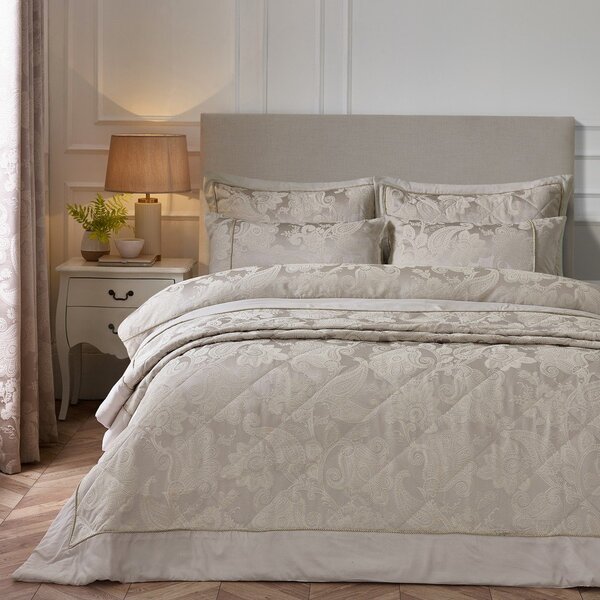 Cuvertură bej matlasată din jacquard 240x260 cm Opulent Jacquard – Catherine Lansfield