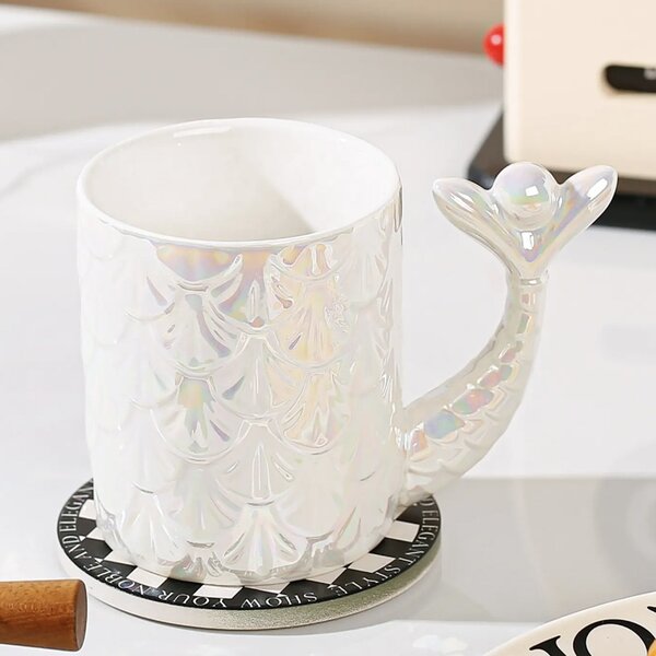 Cana cu capac din ceramica si lingurita Pufo Princess pentru cafea sau ceai, 300 ml, alb