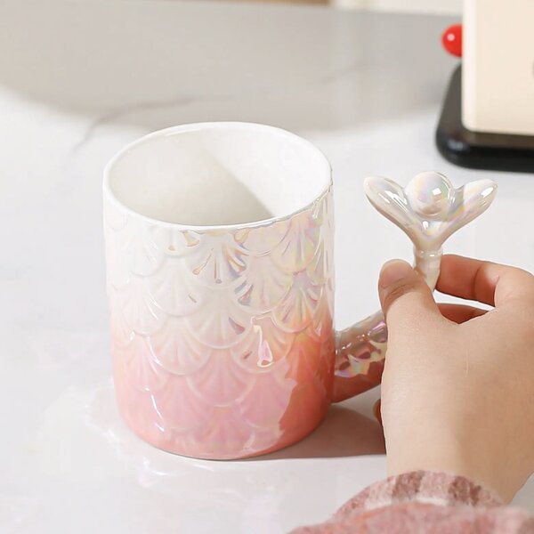 Cana cu capac din ceramica si lingurita Pufo Princess pentru cafea sau ceai, 300 ml, roz
