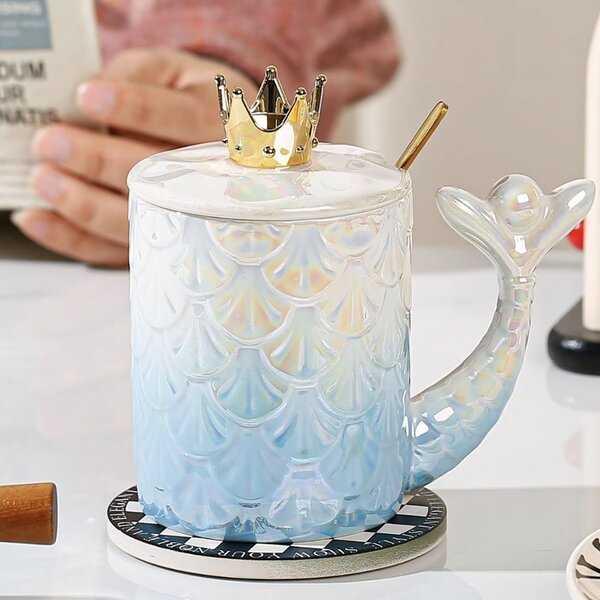 Cana cu capac din ceramica si lingurita Pufo Princess pentru cafea sau ceai, 300 ml, albastru