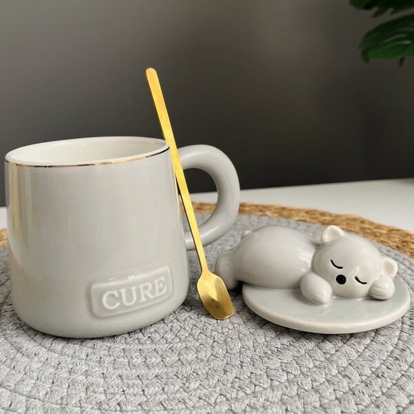 Cana cu capac din ceramica si lingurita Pufo Sleepy Bear pentru cafea sau ceai, 320 ml, gri