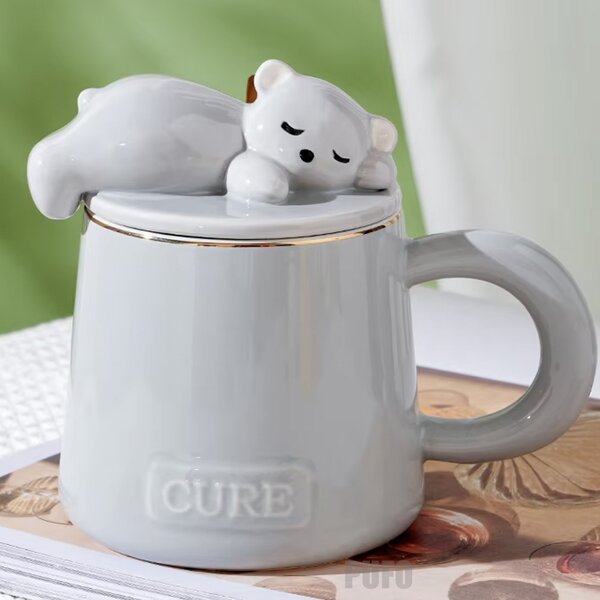 Cana cu capac din ceramica si lingurita Pufo Sleepy Bear pentru cafea sau ceai, 320 ml, gri