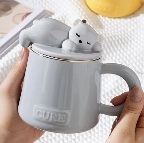 Cana cu capac din ceramica si lingurita Pufo Sleepy Bear pentru cafea sau ceai, 320 ml, gri