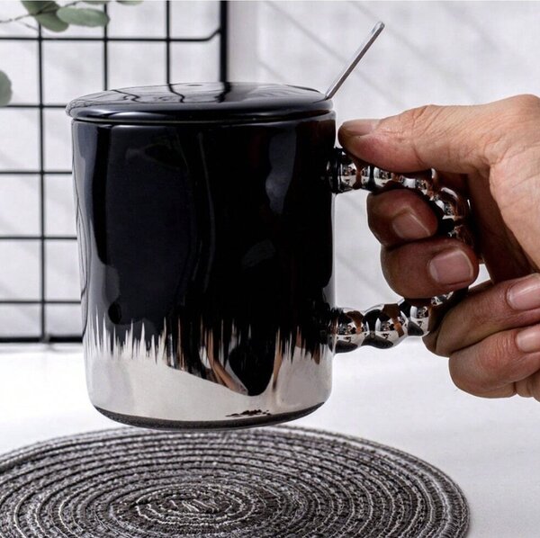 Cana cu capac din ceramica si lingurita Pufo Opulence pentru cafea sau ceai, 250 ml, negru/argintiu
