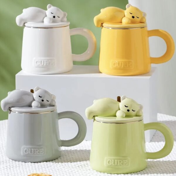 Cana cu capac din ceramica si lingurita Pufo Sleepy Bear pentru cafea sau ceai, 320 ml, alb