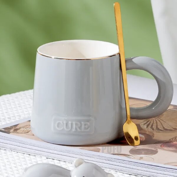 Cana cu capac din ceramica si lingurita Pufo Sleepy Bear pentru cafea sau ceai, 320 ml, gri