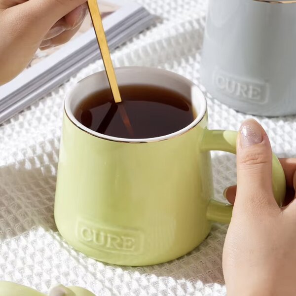 Cana cu capac din ceramica si lingurita Pufo Sleepy Bear pentru cafea sau ceai, 320 ml, verde