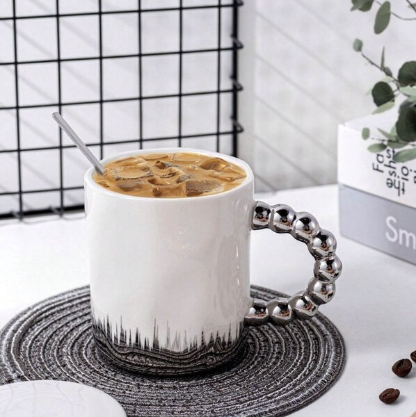 Cana cu capac din ceramica si lingurita Pufo Opulence pentru cafea sau ceai, 250 ml, alb/argintiu