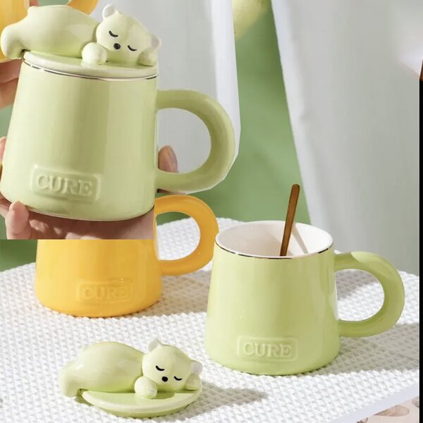 Cana cu capac din ceramica si lingurita Pufo Sleepy Bear pentru cafea sau ceai, 320 ml, verde