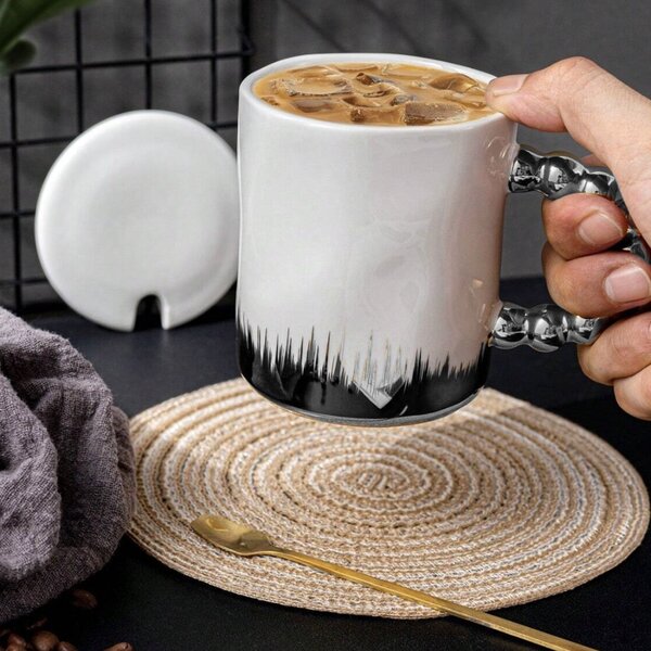Cana cu capac din ceramica si lingurita Pufo Opulence pentru cafea sau ceai, 250 ml, alb/argintiu