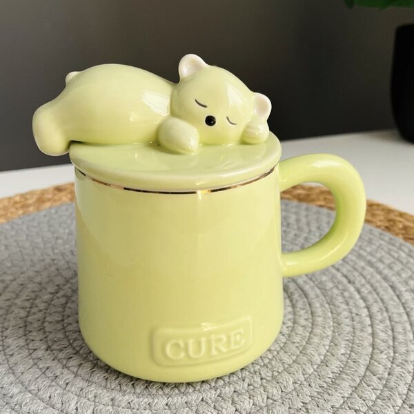Cana cu capac din ceramica si lingurita Pufo Sleepy Bear pentru cafea sau ceai, 320 ml, verde