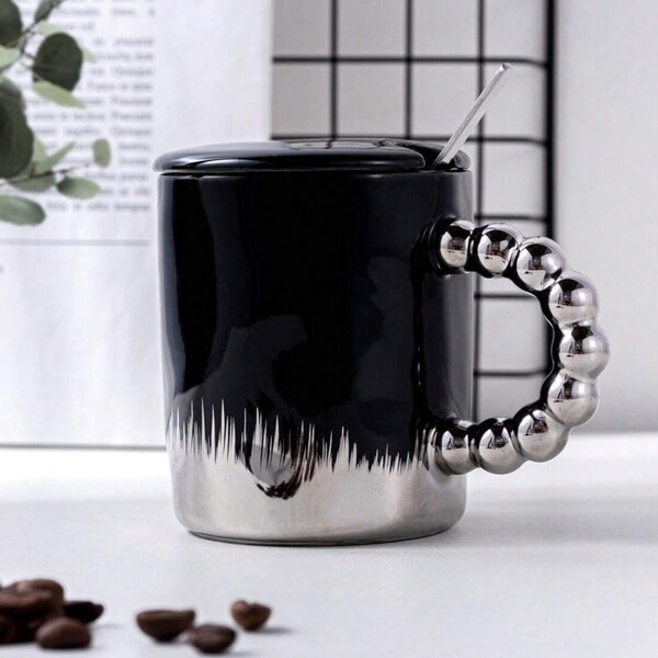 Cana cu capac din ceramica si lingurita Pufo Opulence pentru cafea sau ceai, 250 ml, negru/argintiu