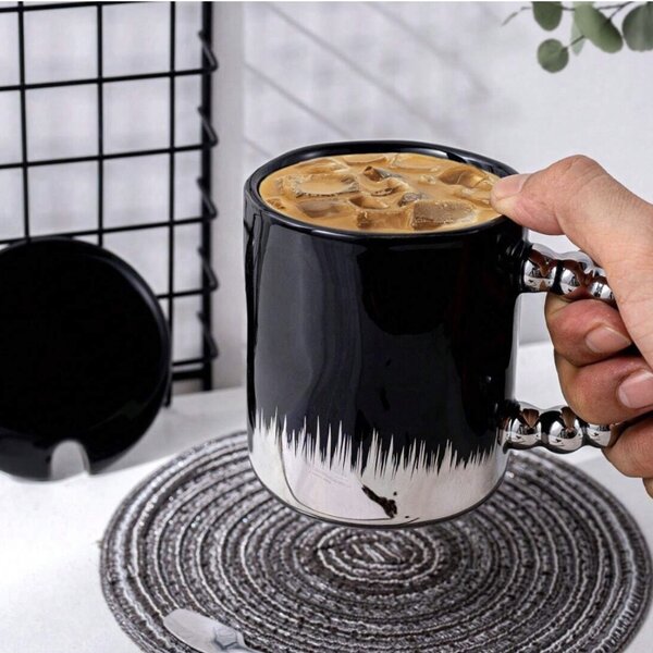 Cana cu capac din ceramica si lingurita Pufo Opulence pentru cafea sau ceai, 250 ml, negru/argintiu