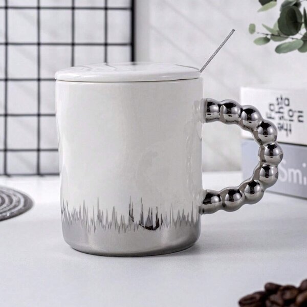 Cana cu capac din ceramica si lingurita Pufo Opulence pentru cafea sau ceai, 250 ml, alb/argintiu