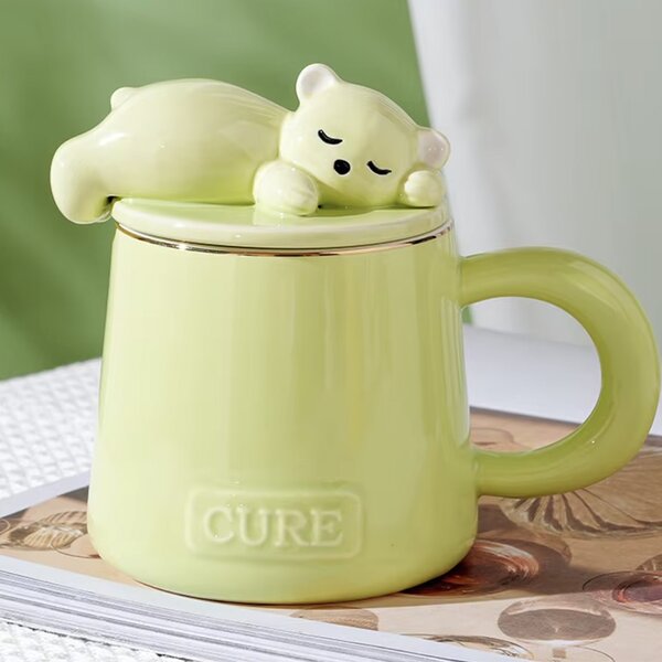 Cana cu capac din ceramica si lingurita Pufo Sleepy Bear pentru cafea sau ceai, 320 ml, verde