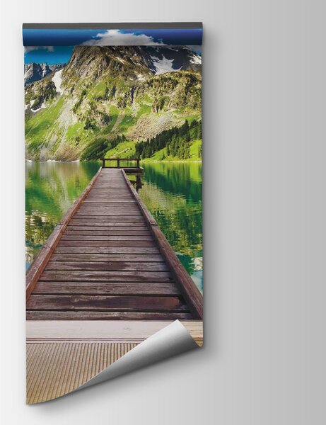 Fototapet Vedere la un lac dintr-o cameră cu un doc de lemn și munți, Fototapet natură, Fototapet populare, u53287 - Tapeko.ro