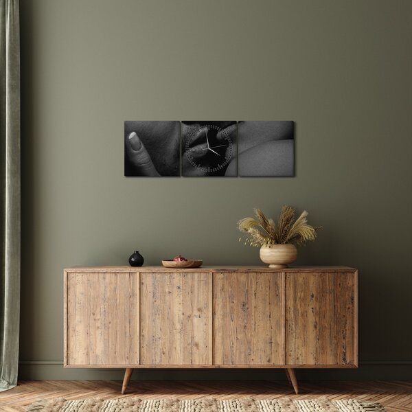 Tablou - Sărutul, fotografie alb-negru (cu ceas) (90x30 cm)