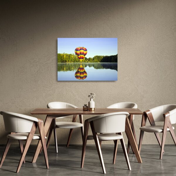 Tablou pe sticlă cu balon cu aer cald pe un lac (70x50 cm)