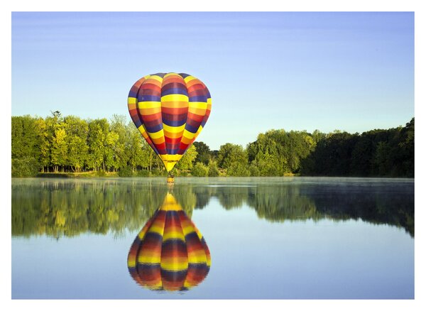 Tablou pe sticlă cu balon cu aer cald pe un lac (70x50 cm)