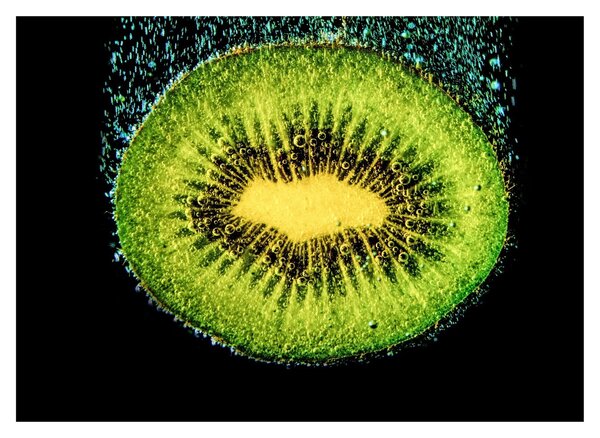 Tablou pe sticlă - detailu cu kiwi în apă (70x50 cm)