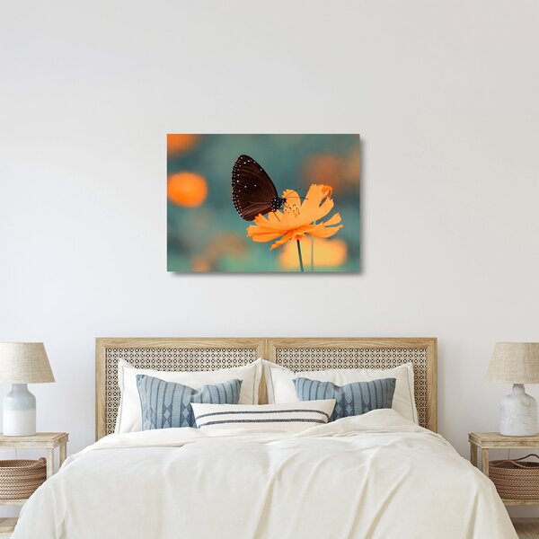 Tablou pe sticlă - fluture pe o floare portocalie (70x50 cm)