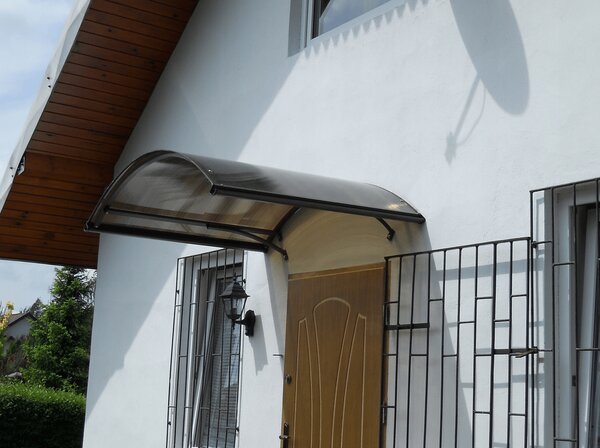 Copertină ARCADA PRO cu jgheab 140x90 cm din policarbonat – Maro/Bronz