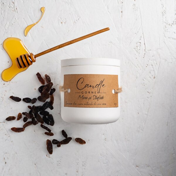 Lumanare parfumata handmade din ceara naturala de soia 100%, aroma de Miere si stafide, Recipient ceramic alb, 150 g