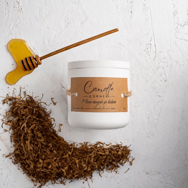 Lumanare parfumata handmade din ceara naturala de soia 100%, aroma de Miere neagra si tutun, Recipient ceramic alb, 150 g