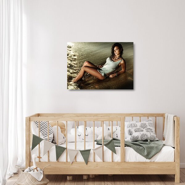 Tablou pe sticlă cu femeie pe plajă (70x50 cm)