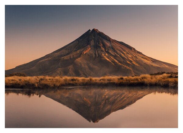Tablou pe sticlă oglindirea muntelui Taranaki, Noua Zeelanda (70x50 cm)