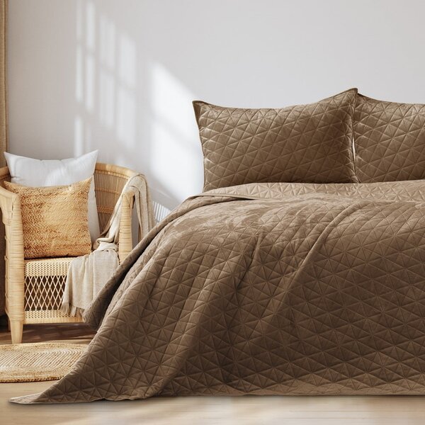 Cuvertură maro deschis matlasată din catifea 170x210 cm Laila – AmeliaHome