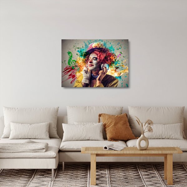 Tablou pe sticlă - Artista cu căști (70x50 cm)