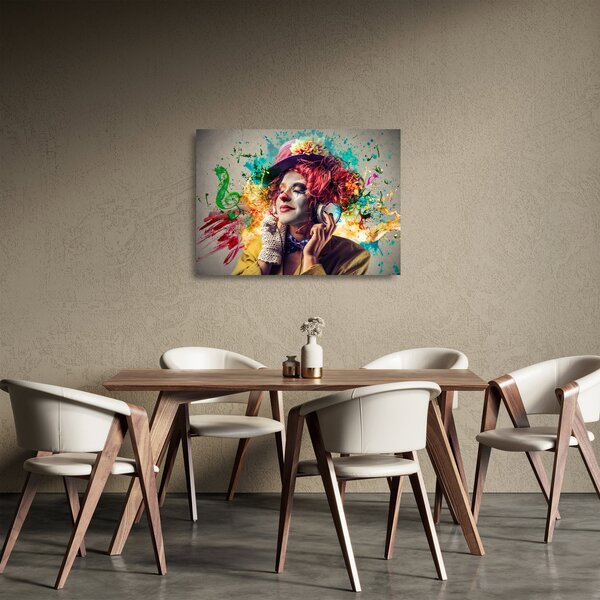 Tablou pe sticlă - Artista cu căști (70x50 cm)