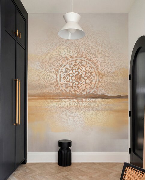 Tapet Design mandala simetric texturat care acoperă un peisaj cu mare, dealuri și cer, culori pastelate delicate, Fototapet Boho, w09491 : Uwalls.ro