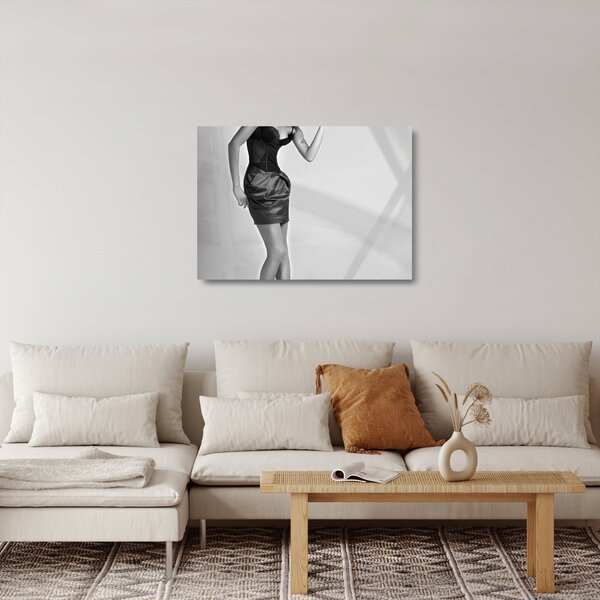Tablou pe sticlă - Femeie într-o rochie scurtă (70x50 cm)