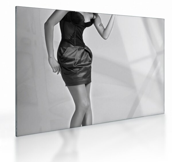 Tablou pe sticlă - Femeie într-o rochie scurtă (70x50 cm)