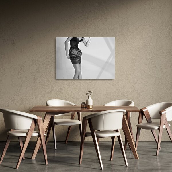 Tablou pe sticlă - Femeie într-o rochie scurtă (70x50 cm)