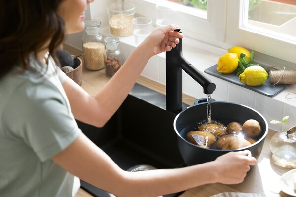 Hansgrohe Zesis M33 baterie bucătărie pe picior negru 74822670
