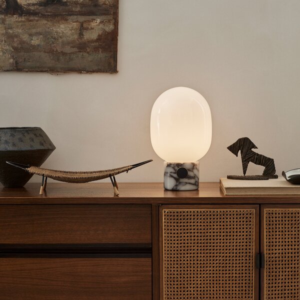Audo Copenhagen Lampa de masă JWDA, 32 cm, alb, marmură, sticlă, reglabil, Alb, Camera de zi / sufragerie, Sticlă, Design